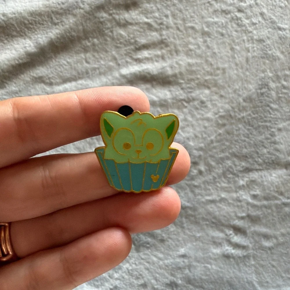 Disney Gelatoni Cat Cupcake Hidden Mickey Trading Pin - B780